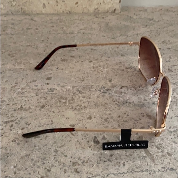 Banana Republic Oversized Gold Rim Sunglasses - Picture 3 of 9